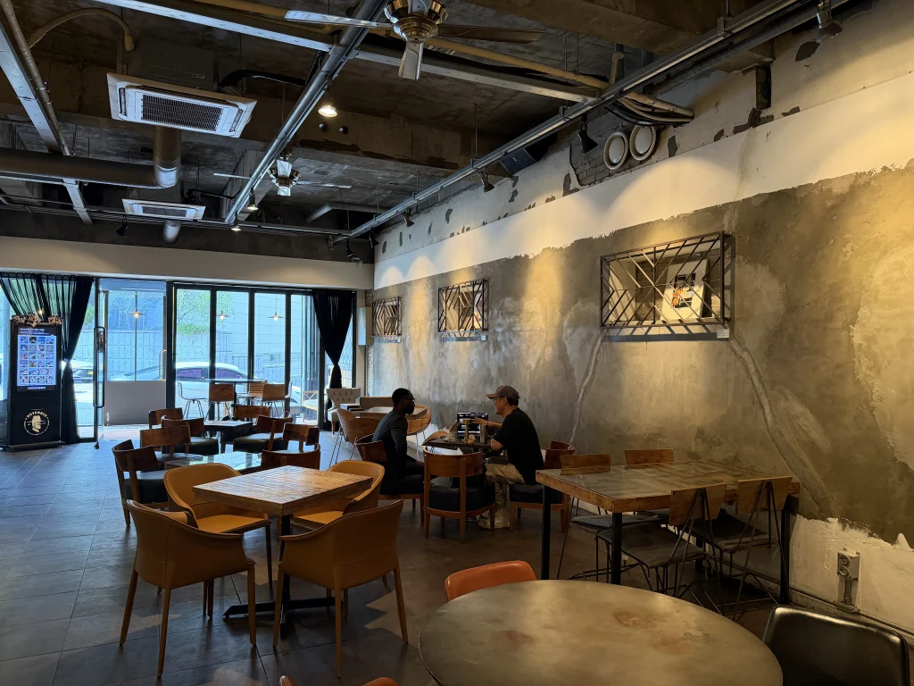 ドーミーインソウル江南近くのカフェ・モベムボの店内