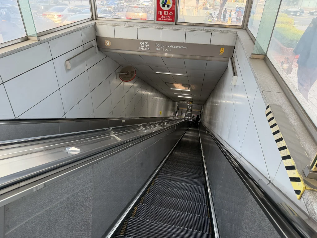 ドーミーインソウル江南へ歩くときに利用しやすいオンジュ駅8番出口のエスカレーター