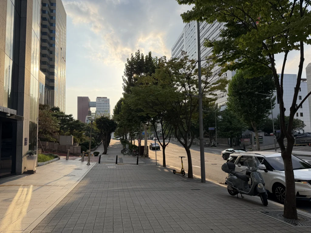 ドーミーインソウル江南からオンジュ駅へ向かう実際の徒歩ルートと周辺道路