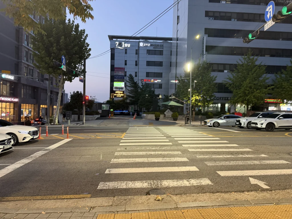 ドーミーインソウル江南のホテル近くにある横断歩道と交差点、夕方の周辺街並み