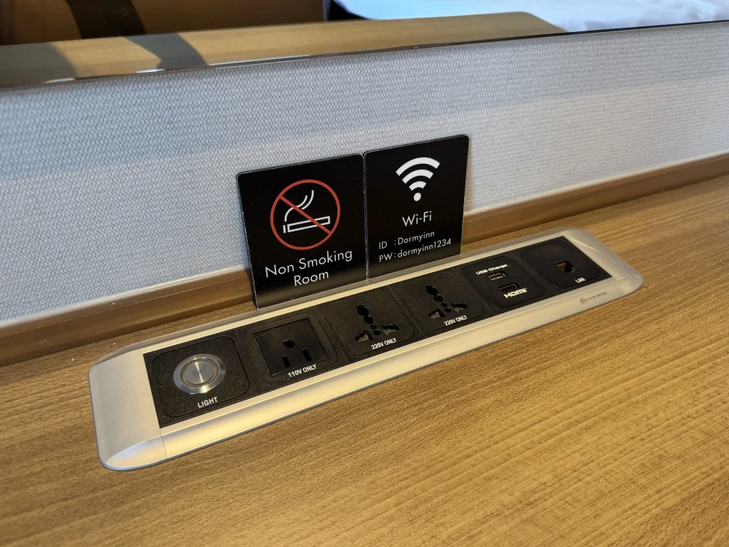 ドーミーインソウル江南の客室デスクにある110Vと220Vコンセント、USB、HDMI、LAN端子