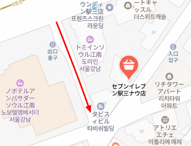 ドーミーイン江南からホテル裏のセブンイレブンへ向かう急な坂道を赤い矢印で示した地図