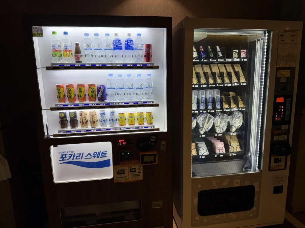 ドーミーインソウル江南の大浴場・サウナ横に設置された飲料とアメニティの自動販売機