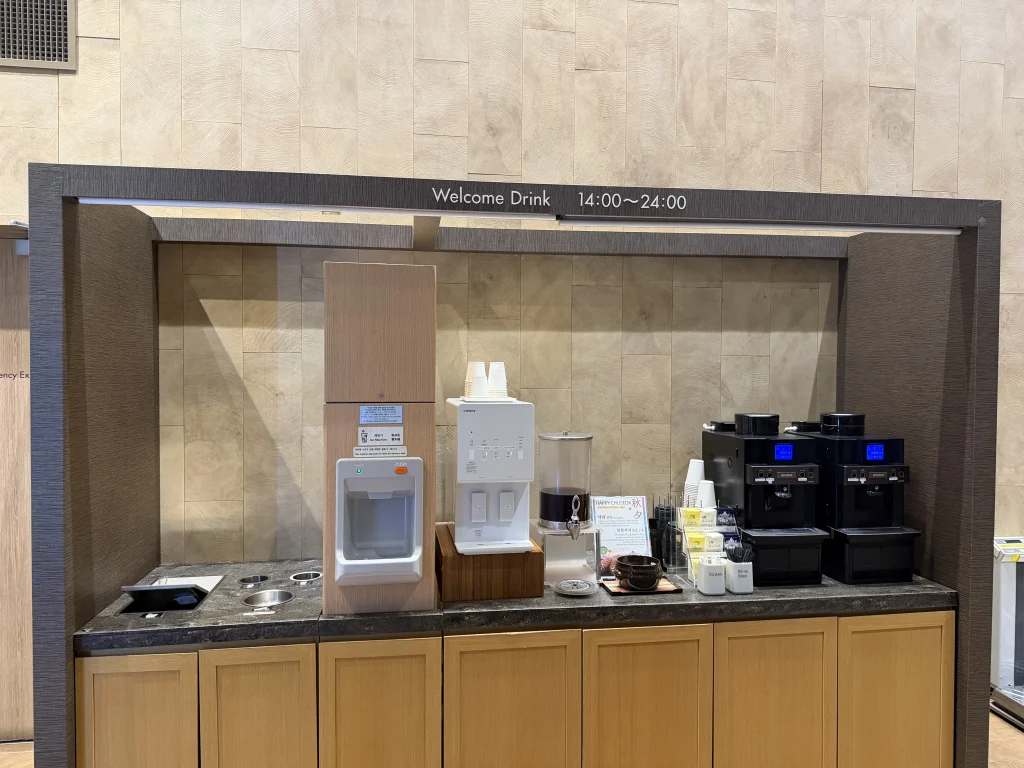 ドーミーインソウル江南の給水機やドリンクサーバー、コーヒーマシンが並ぶウェルカムドリンクコーナー