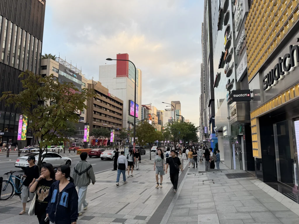 ソウル江南駅周辺のショッピング街を歩く人々と店舗が並ぶ街並み