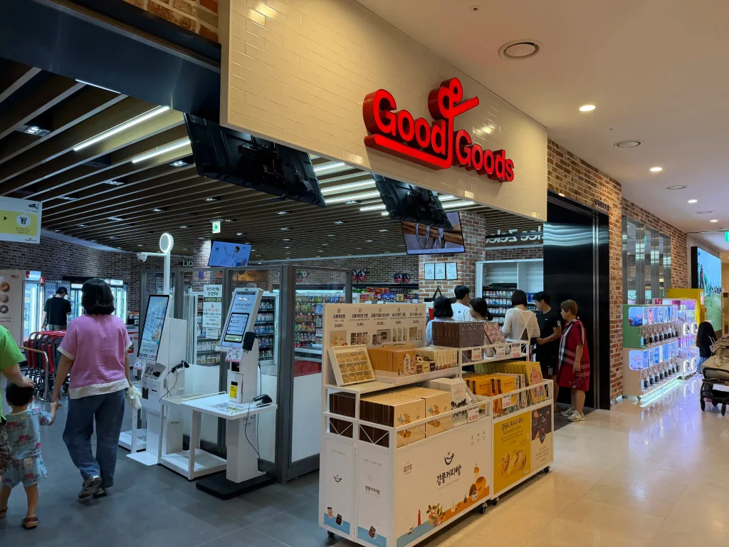 ソルビーチ三陟のGood Goods売店と店頭のお土産コーナー