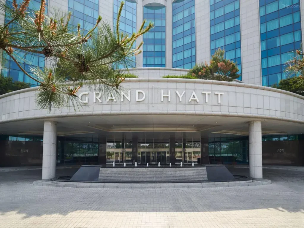 グランドハイアット仁川のホテル外観と正面エントランス。GRAND HYATTのロゴが掲げられた玄関とガラス張りの建物。