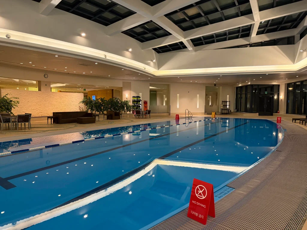 グランドハイアット仁川の水泳レーンと円形の温浴槽がある屋内プール