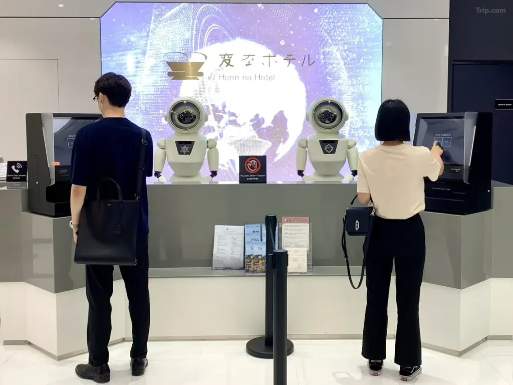 韓国・ソウルの変なホテル明洞のロビー。迫力ある恐竜の模型とフロントに並ぶロボットが特徴的な近未来型ホテルの受付