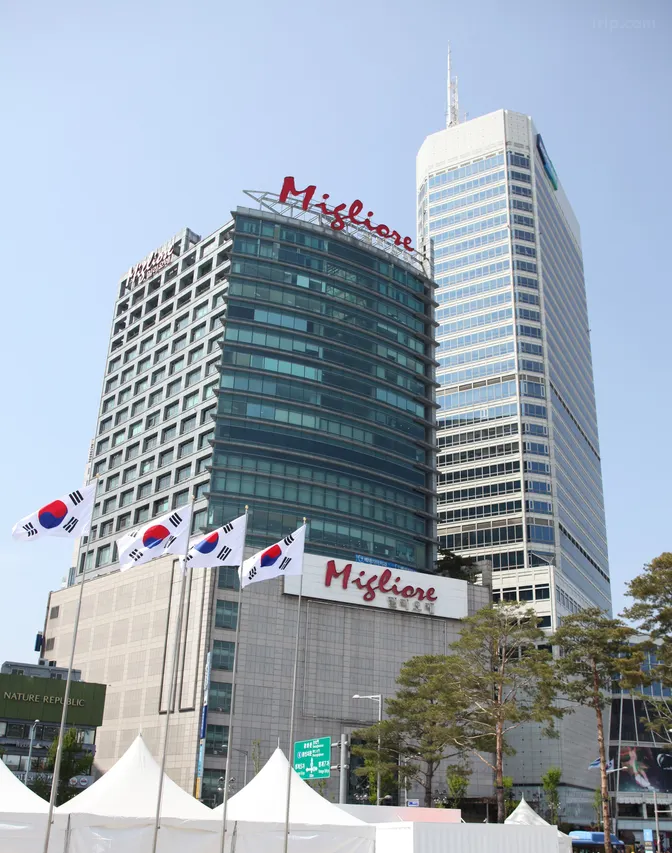 韓国ソウル・東大門のホテルミリオレソウルの外観。ミリオレの看板がある高層ビルと建物前に掲げられた韓国国旗。
