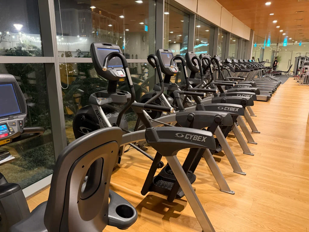 CYBEXのクロストレーナーが並ぶハイアットリージェンシー仁川のジム