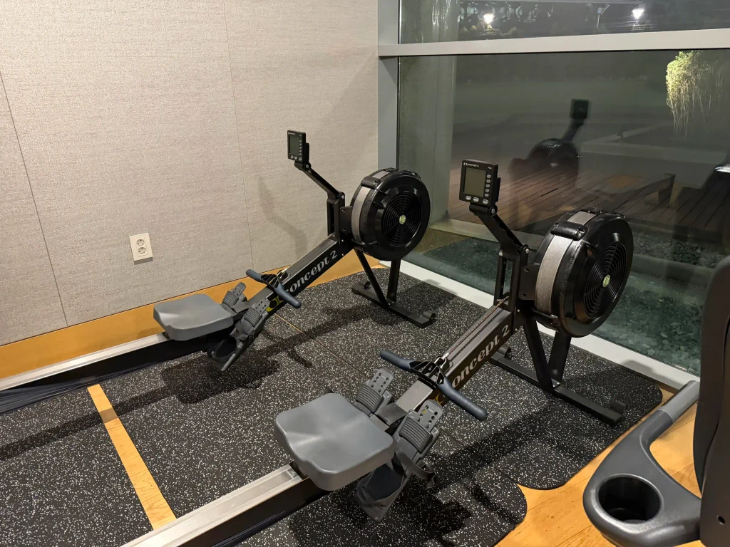 ハイアットリージェンシー仁川のジムに並ぶ2台のConcept2ローイングマシン
