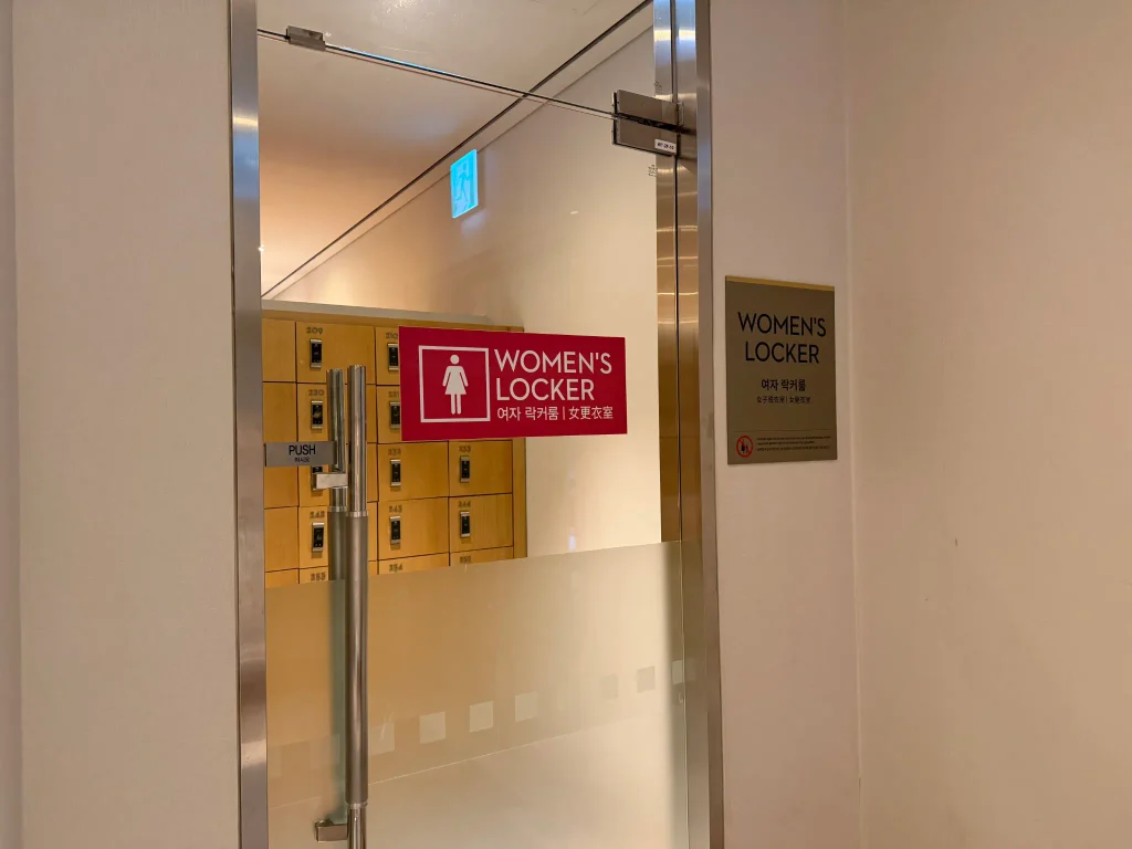 ハイアットリージェンシー仁川の女性用ロッカールーム入口と木製ロッカー