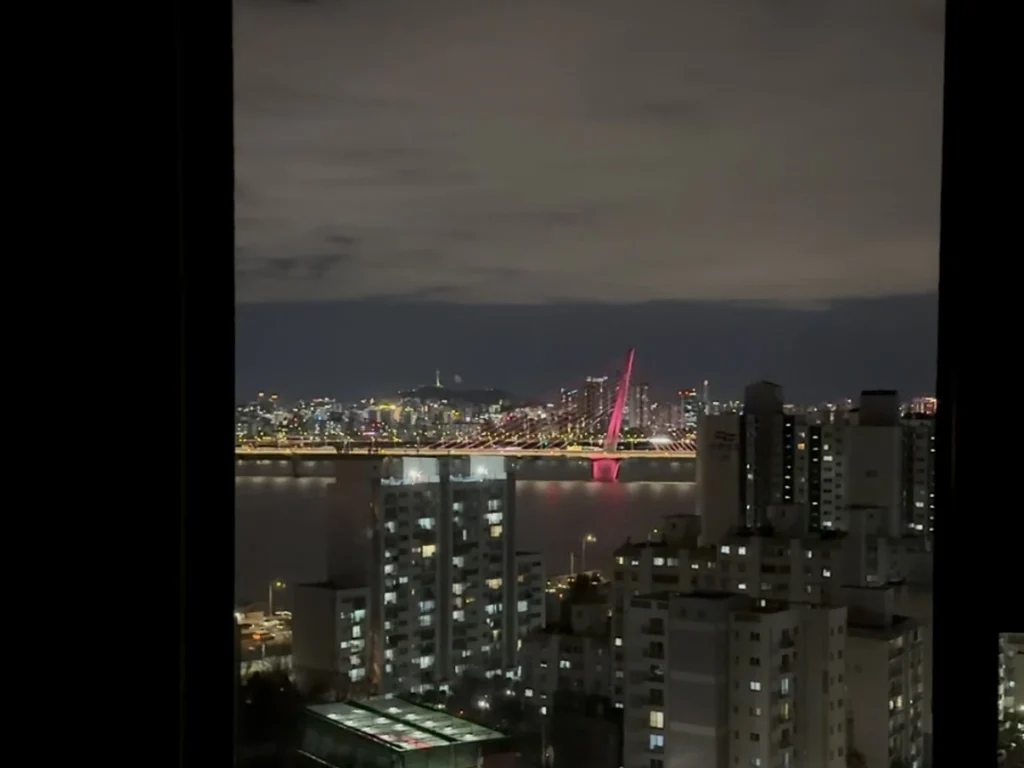 JKブロッサムホテルの客室から見えた漢江と橋の夜景