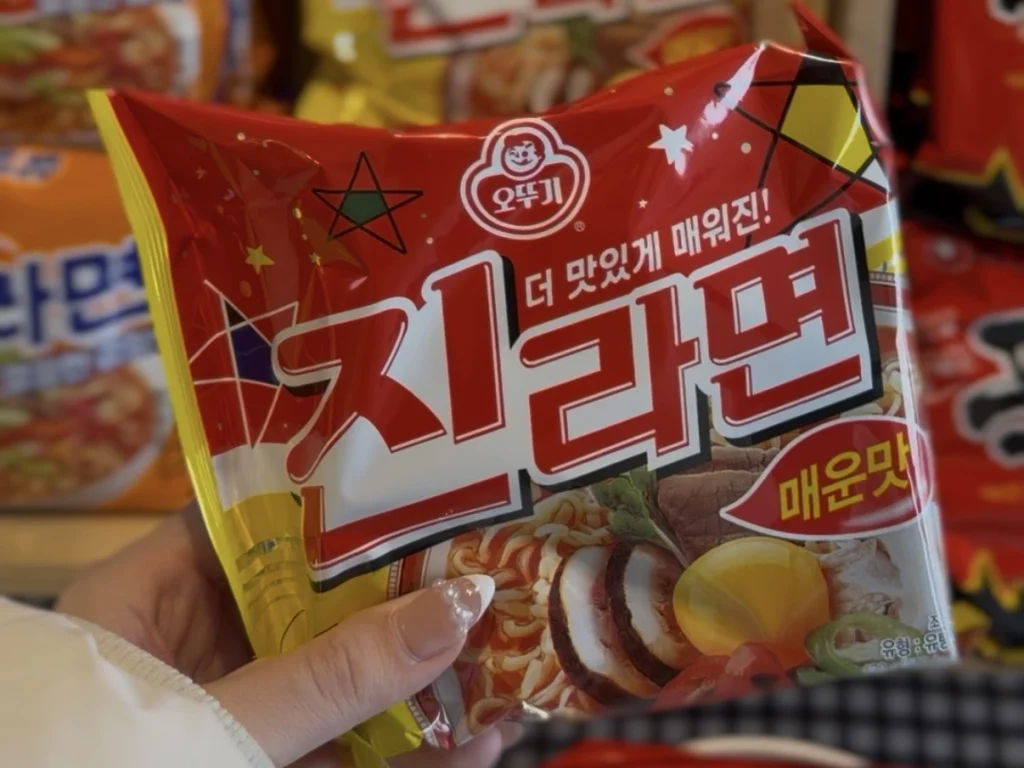 JKブロッサムホテルの漢江ラーメン設備で見かけた韓国の辛いインスタントラーメン