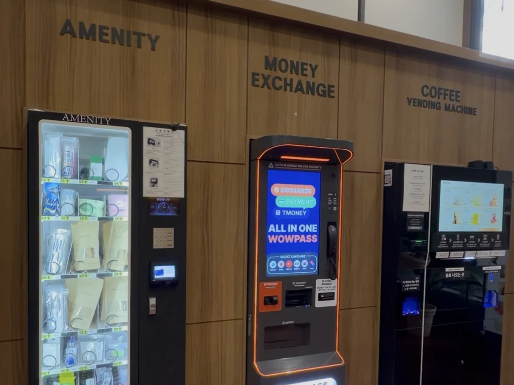 JKブロッサムホテルのロビーに設置されたWOWPASSの機械と館内設備