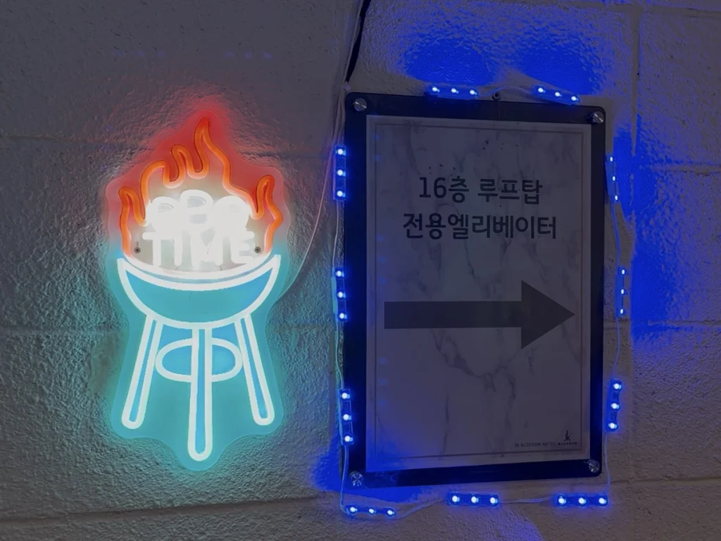 JKブロッサムホテルのルーフトップBBQ施設の入口案内