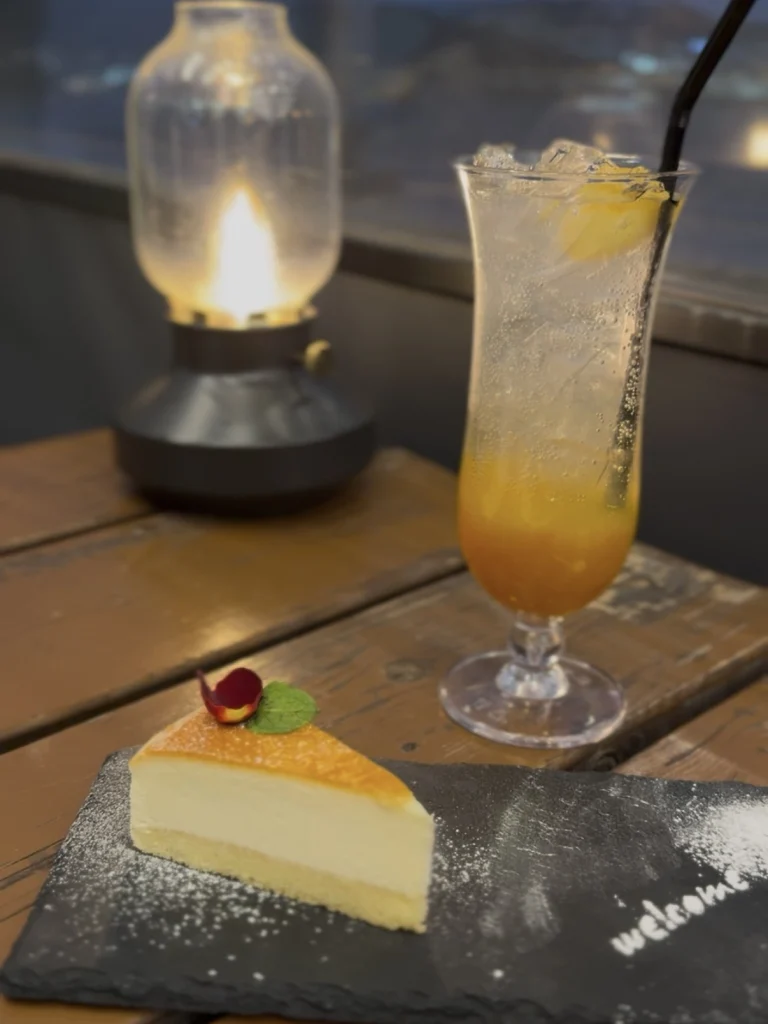 JKブロッサムホテルのルーフトップで楽しんだチーズケーキとドリンク