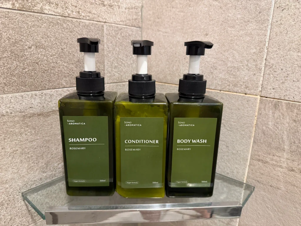 ソルビーチ三陟の浴室に置かれたSONOとAROMATICAのローズマリーシリーズ