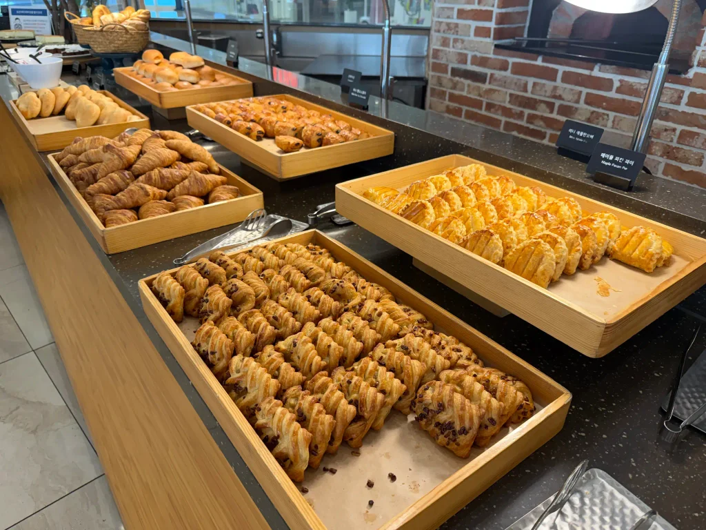 朝食ビュッフェに並ぶクロワッサンやペストリーなどのパン