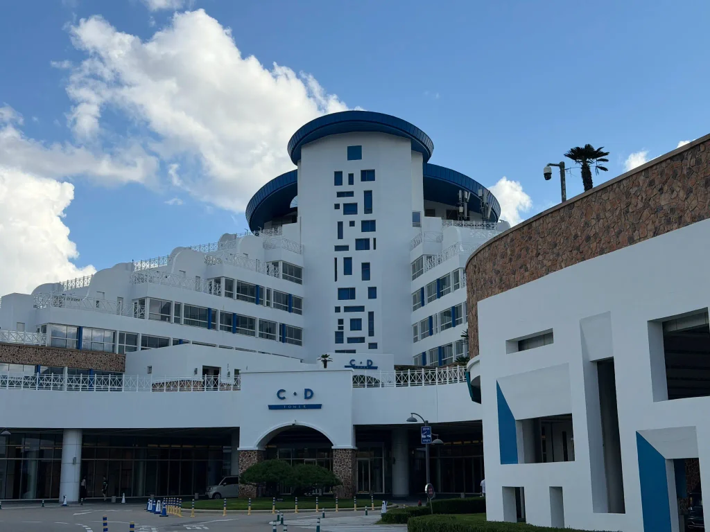 ソルビーチ三陟のC・Dタワー外観と白い建物に映える青い屋根