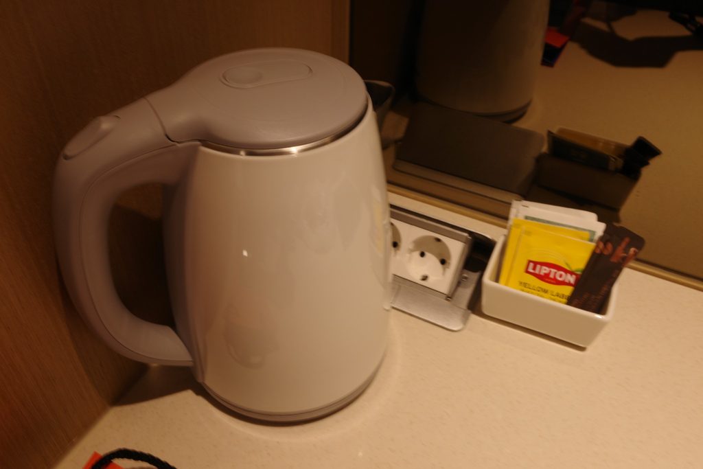 客室のカウンターに置かれた白い電気ケトルとティーバッグ