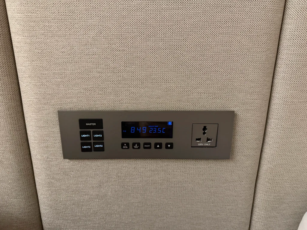 客室の照明スイッチと室温表示を備えた壁面操作パネル