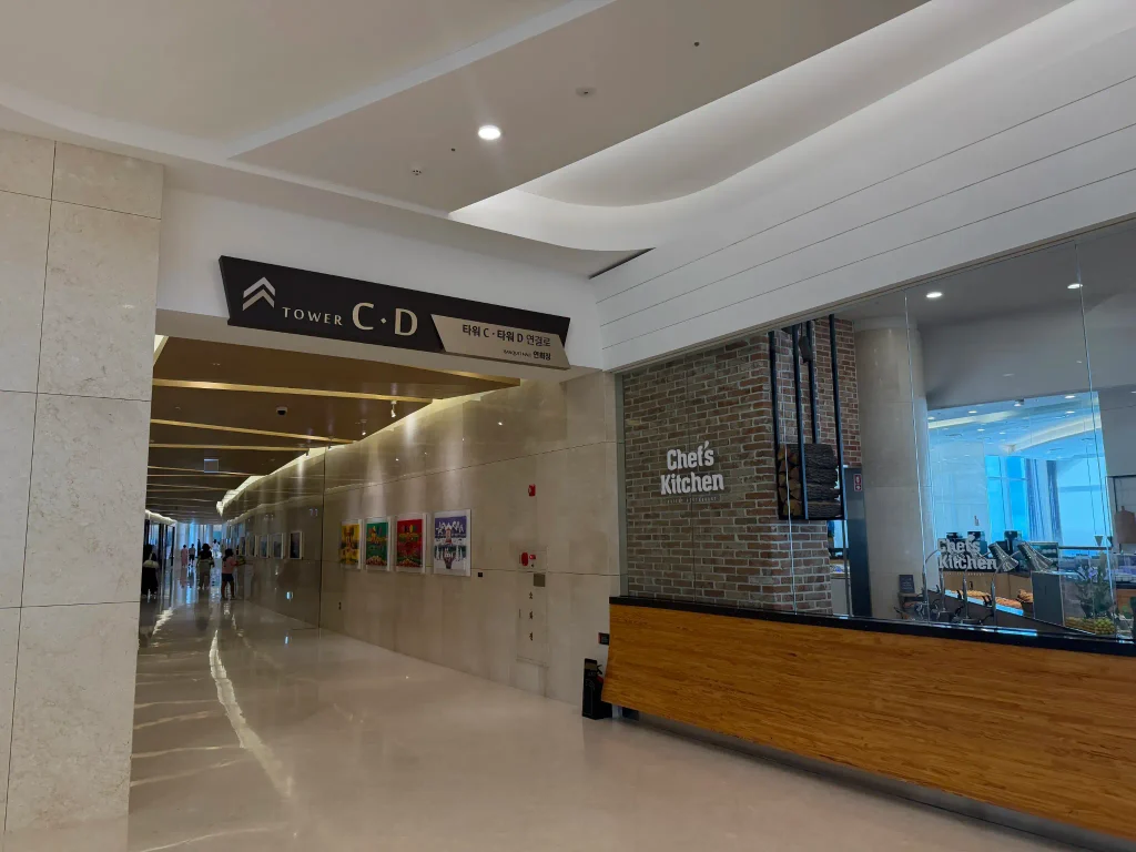 ソルビーチ三陟のタワーC・D連絡通路とChef's Kitchen付近の館内通路