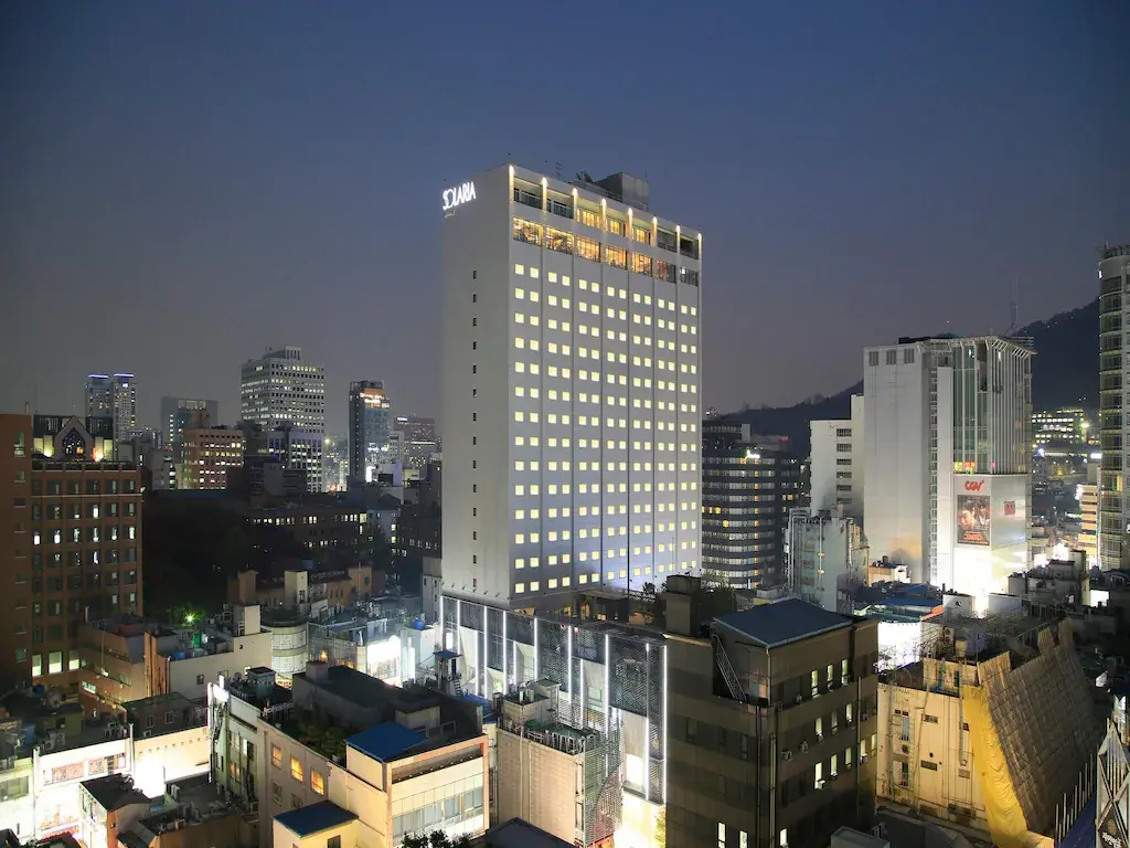 ソラリア西鉄ホテルソウル明洞の夜の外観。明洞の繁華街に建つ高層ホテルと、客室の明かりが輝くソウル中心部の夜景。