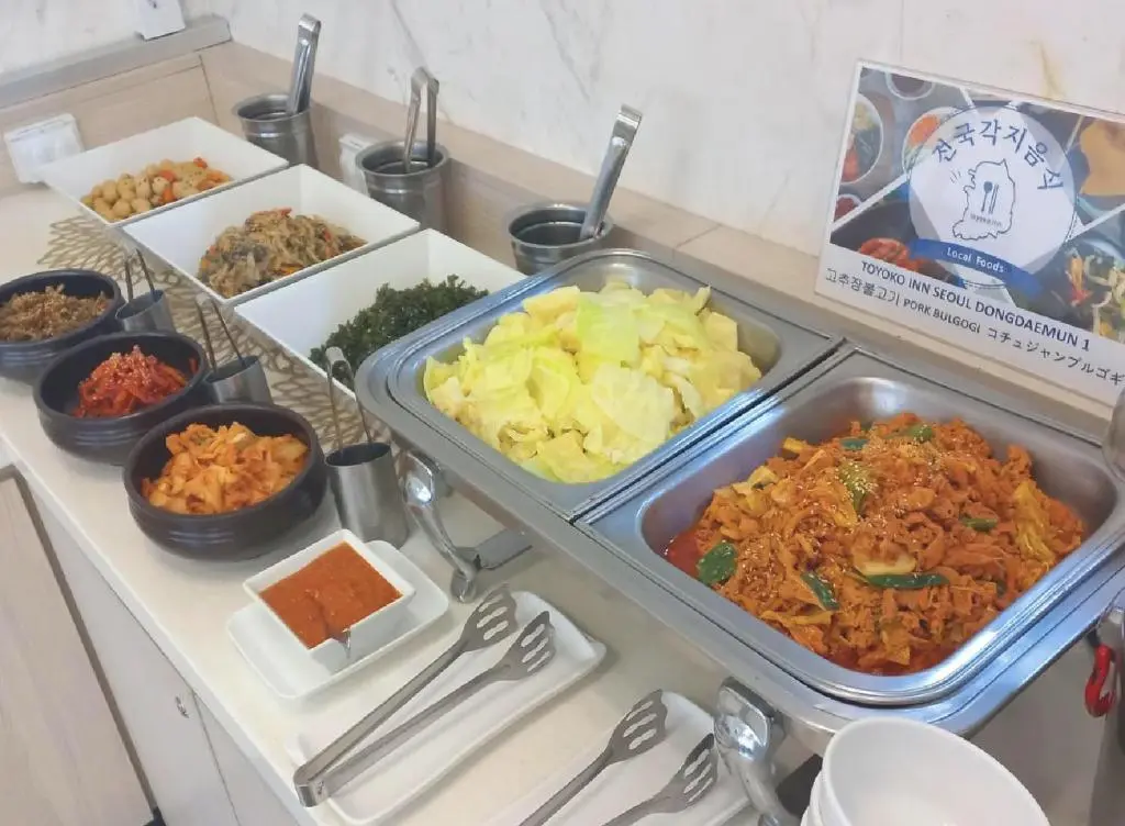 東横INNソウル東大門1の朝食ビュッフェ。キムチや野菜のおかず、韓国風の炒め料理などが並ぶホテルの朝食コーナー。
