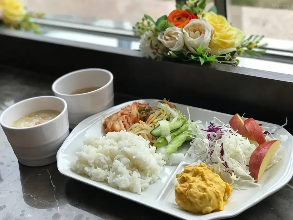 東横INN ソウル東大門2の朝食。ご飯や野菜のおかず、サラダ、スープなどが並ぶ韓国のホテルの朝食プレート。
