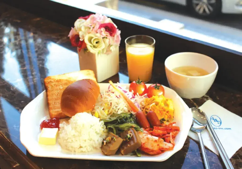 東横INNソウル永登浦の朝食。ご飯やパン、スクランブルエッグ、ソーセージ、キムチ、サラダ、スープなどが並ぶホテルの朝食プレート。